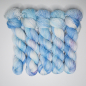Preview: Blassblaue Blüten - 100g Merino-Sockenwolle 6-fach, handgefärbt