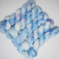 Preview: Blassblaue Blüten - 100g Merino-Sockenwolle 6-fach, handgefärbt