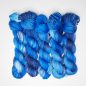 Preview: Nachtblaue Blüten - 100g Merino-Sockenwolle 6-fach, handgefärbt