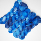 Preview: Nachtblaue Blüten - 100g Merino-Sockenwolle 6-fach, handgefärbt