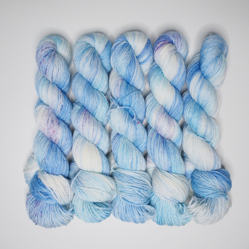 Blassblaue Blüten - 100g Merino-Sockyarn, handdyed, sport weight