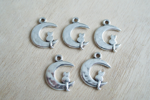 Knitting Charm "Mooncat"