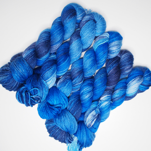 Nachtblaue Blüten - 100g Merino-Sockyarn, handdyed, sport weight