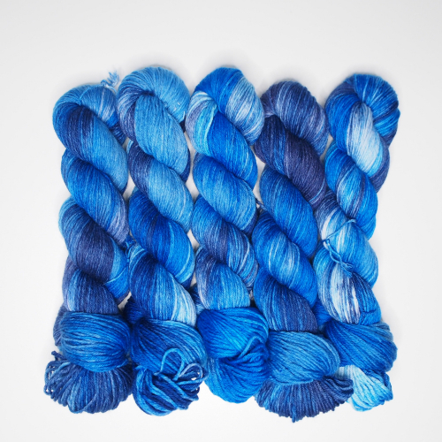 Nachtblaue Blüten - 100g Merino-Sockenwolle 6-fach, handgefärbt