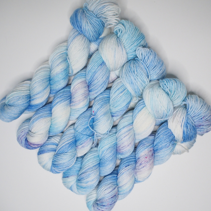 Blassblaue Blüten - 100g Merino-Sockenwolle 6-fach, handgefärbt