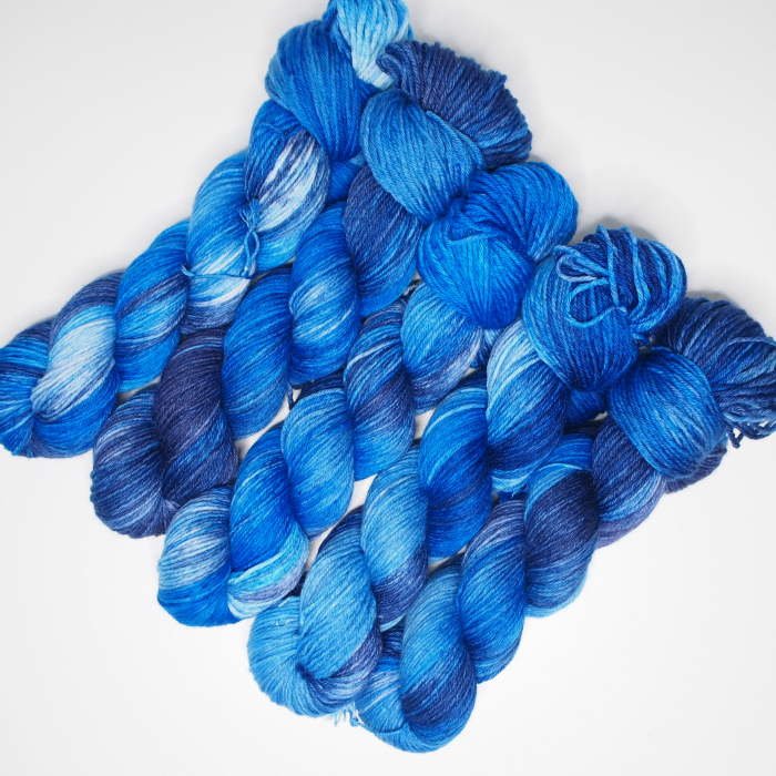Nachtblaue Blüten - 100g Merino-Sockenwolle 6-fach, handgefärbt
