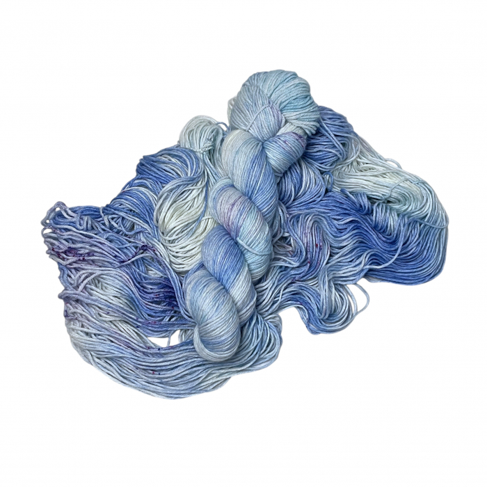 Blassblaue Blüten - 100g Merino-Sockenwolle 6-fach, handgefärbt