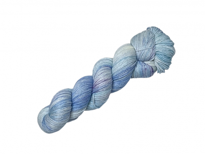 Blassblaue Blüten - 100g Merino-Sockenwolle 6-fach, handgefärbt