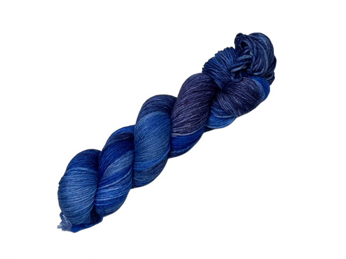 Nachtblaue Blüten - 100g Merino-Sockenwolle 6-fach, handgefärbt