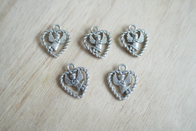 Strickschmuck "Engel in einem Herz"