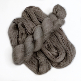 Beben des Vulkans - handdyed yarn, lace weight, merino single ply