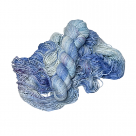 Blassblaue Blüten - 100g Merino-Sockyarn, handdyed, sport weight